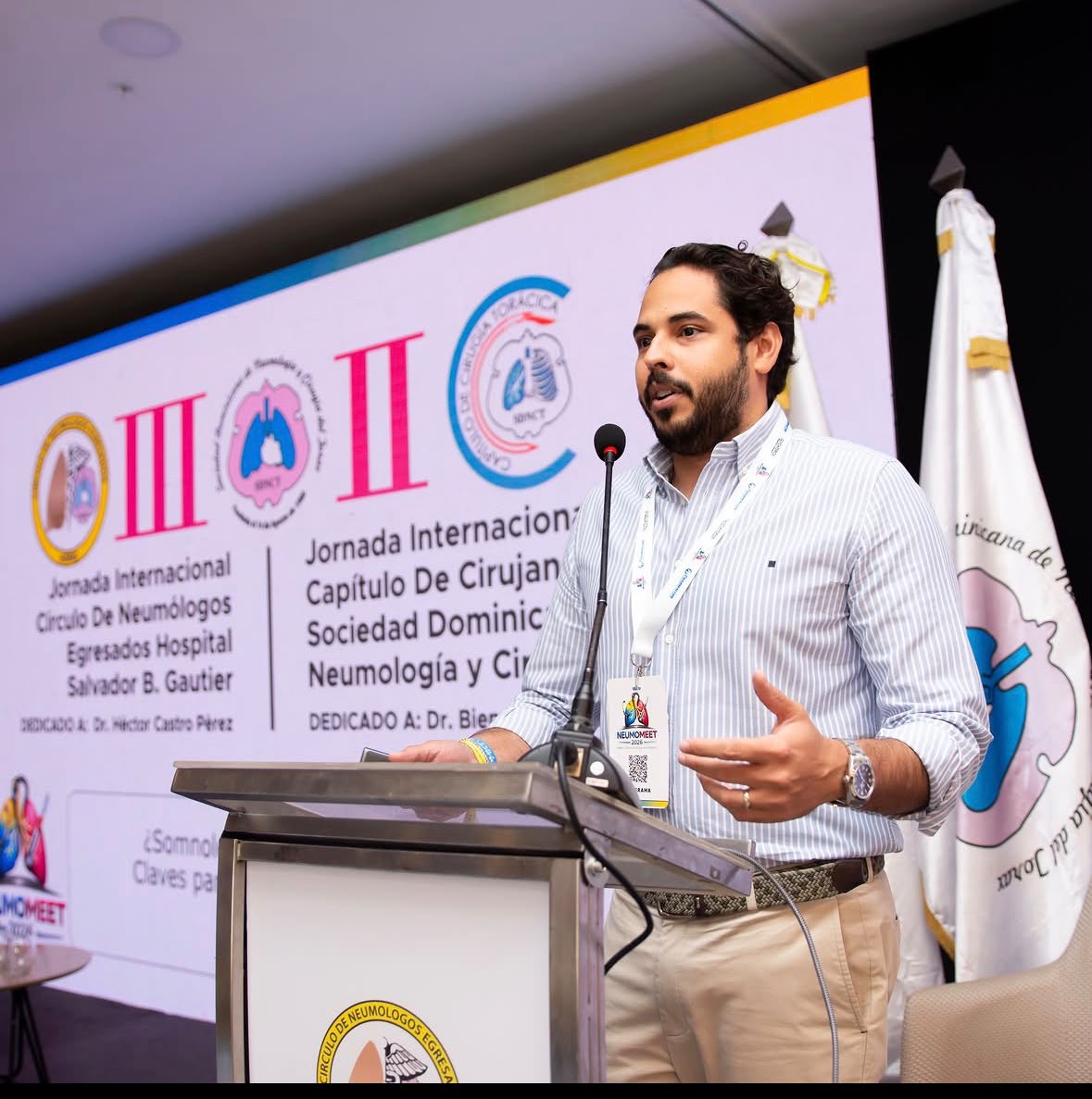 Dr. Smester dictando la conferencia «Somnolencia o Narcolepsia: Claves para no pasarla por alto» en el NeumoMeet 2026 de la Sociedad Dominicana de Neumología y Cirugía del Tórax
